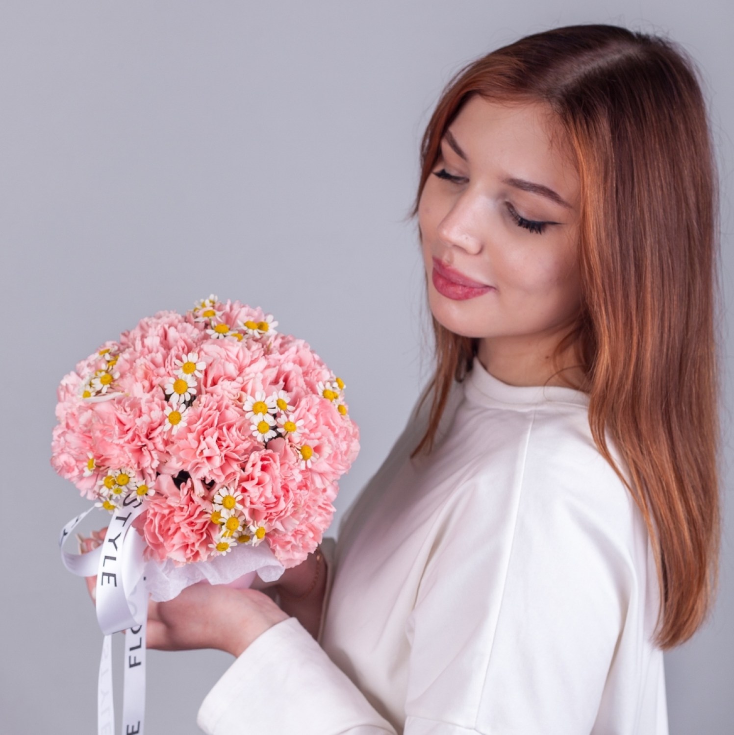 korobka s rozovym diantusom i romashkoj 9